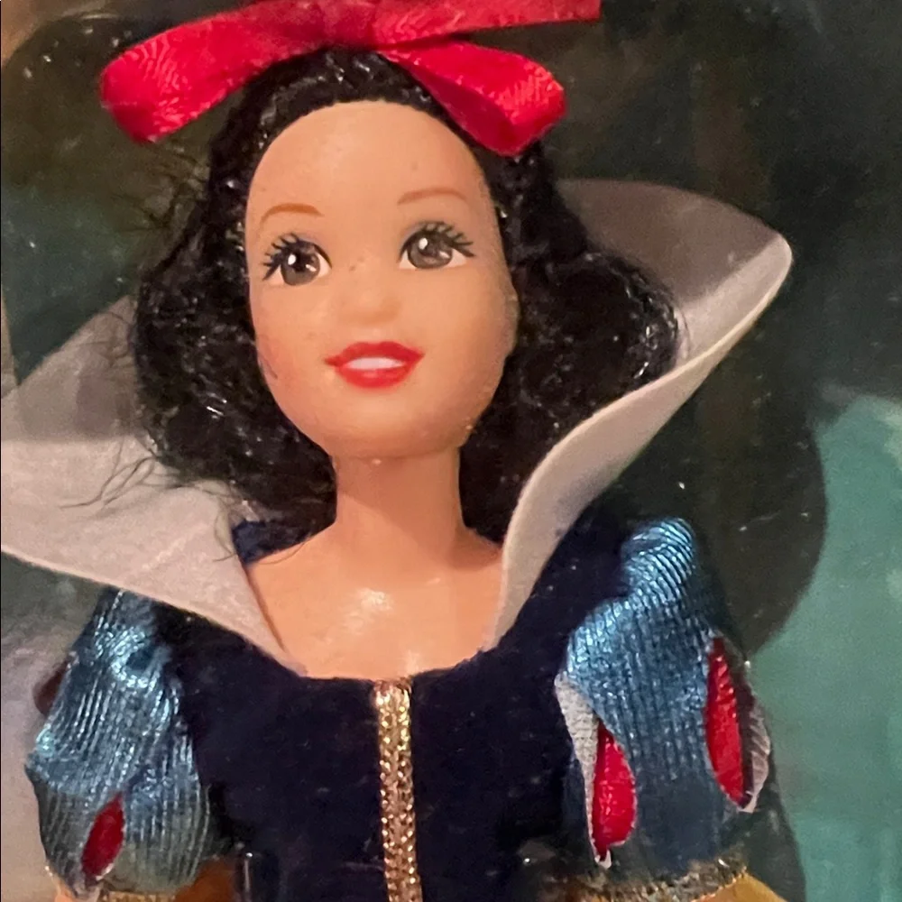 Mattel Snow White Princess Portrait Collectible Doll - Blue, Yellow, Red